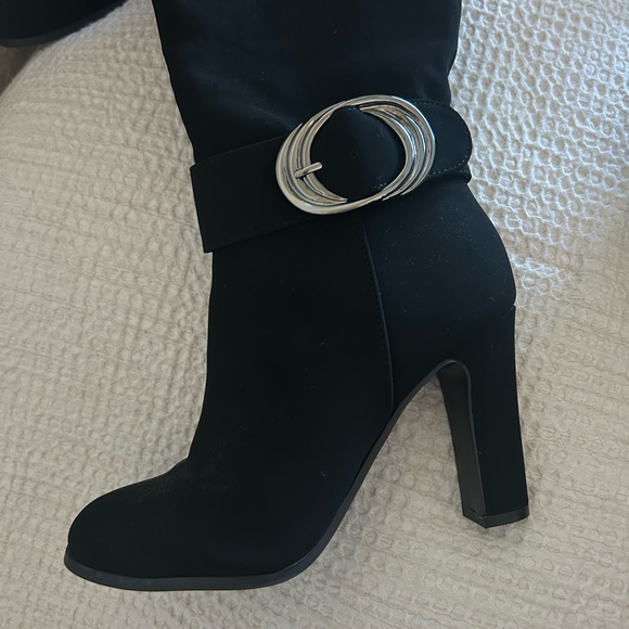 Stylish knee high black boots with side buckle - Picture 2 of 2